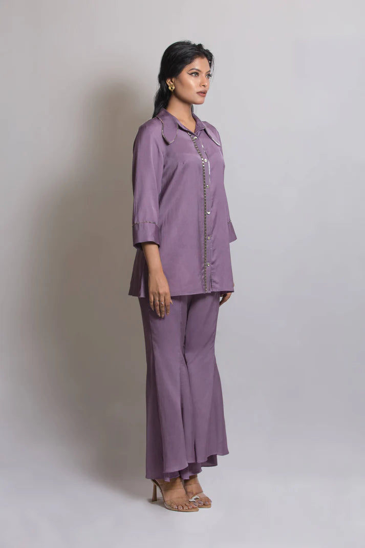 Wing shaped collar with bell bottom pants