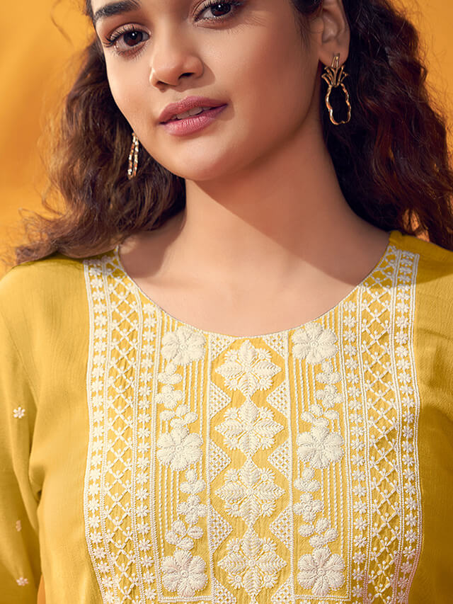 Yellow dress in textured chiffon fabric