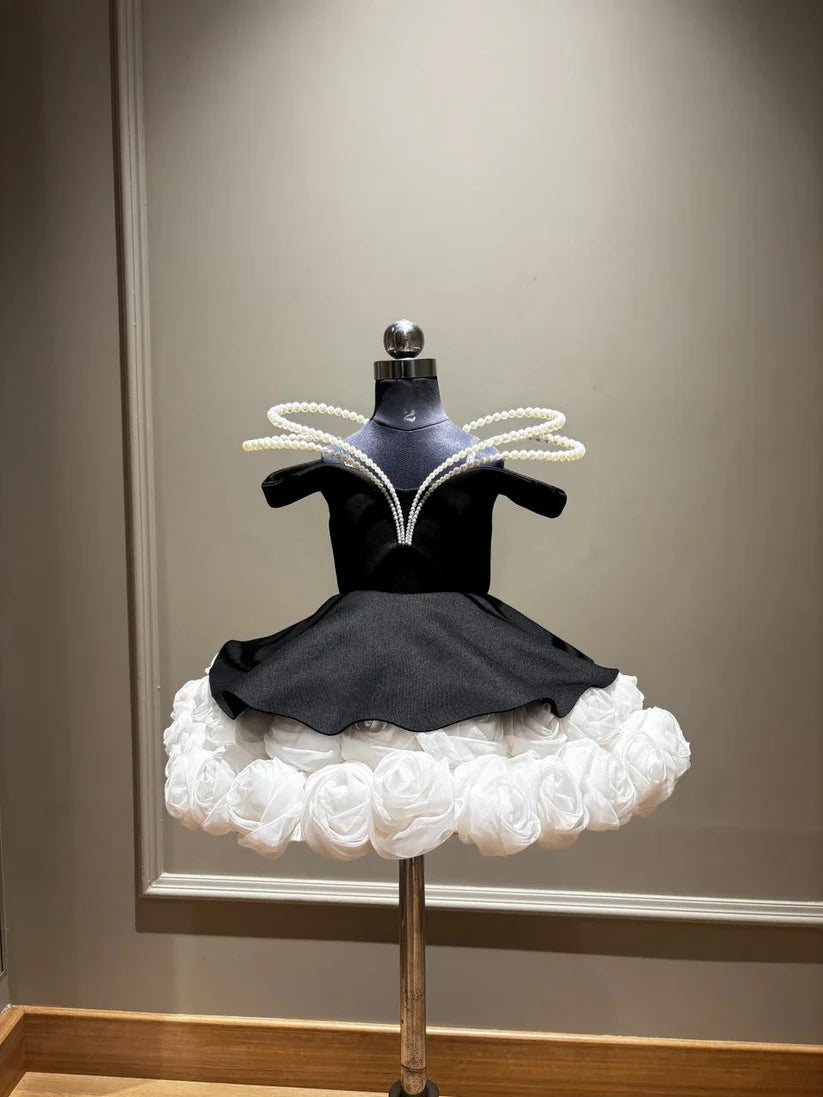 Black Fiona with Pearl Line