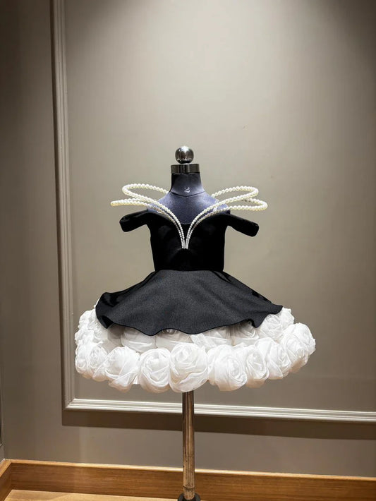Black Fiona with Pearl Line