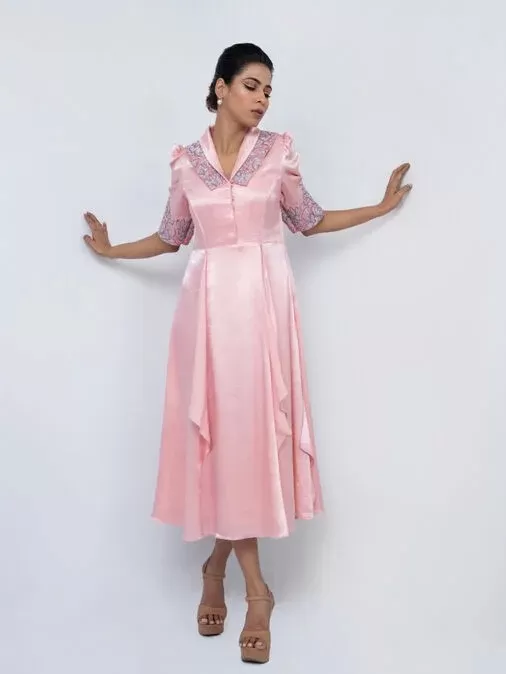 1715843008Double_collared_puffed_sleeve_panel_dress_01_optimized_100.webp